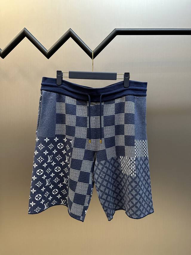 Lv 棋盘格拼接针织圆领短裤 本款棉质短袖圆领衫出自 2025 秋冬系列，以繁复嵌花拼接工艺融汇 Damier 和 Monogram 图案，在柔和色调中追溯路易