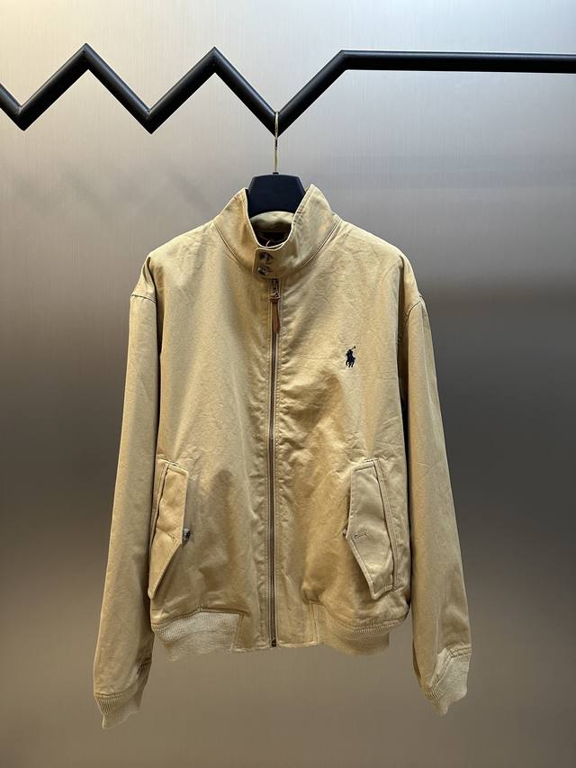 Ralph Lauren 刺绣拉链夹克 定制全棉细斜纹雅致布，以卡其色为底色，精致的小马标点缀其间，带着自由与活力的气息，注入品牌灵魂魅力。 采用进口机刺绣工艺