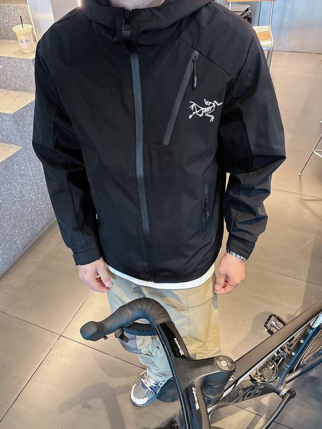 始祖鸟 2025春季新款男士夹克外套，原单三标齐全高端版本！专柜定制面料 透气舒适度高，细节无可挑剔，品牌元素设计理念，专业代购级体现高品质。手感细腻柔软！呈现