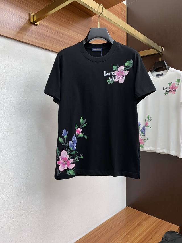 LV 路易威登 Ss新工艺Logo纯棉质阔版圆领男士短袖T恤，新季新推系列将标识巧妙融入设计，塑就一系列充满复古风情的运动风单品。在这款百搭T恤上，带着一丝怀旧