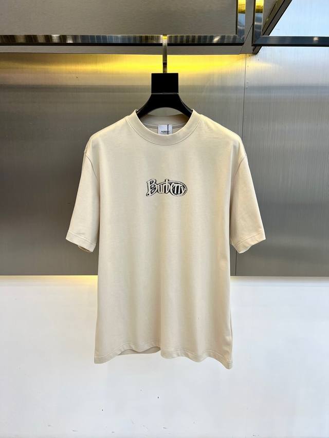 巴宝莉、2025春夏全新系列单品上线，非常时髦前卫的一款男短袖T恤，醒目的Logo图案修饰！区别于以往的不同，宣示品牌传承多年的设计理念！其吸睛度完全不亚于任何