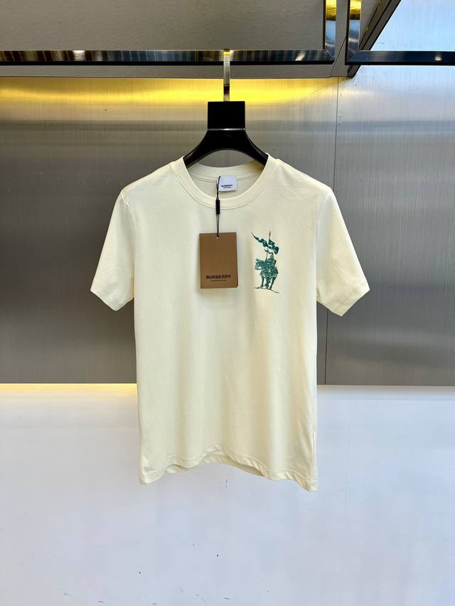 巴宝莉、2025春夏全新系列单品上线，非常时髦前卫的一款男短袖T恤，三标齐全、醒目的Logo图案修饰！区别于以往的不同，宣示品牌传承多年的设计理念！其吸睛度完全
