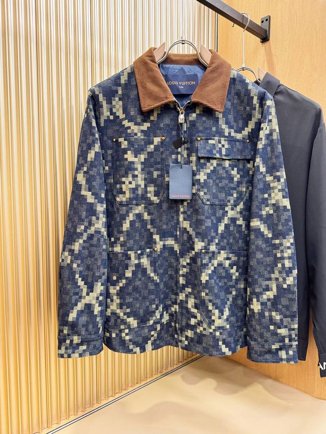 Lv路易威登 2025秋冬新款牛仔夹克外套，原单狠货 意大利进口面料时尚夹克外套。欧洲专柜同步，上身更随意大方，专柜原版五金奢华高档定制配饰新作！奢华品牌特质L