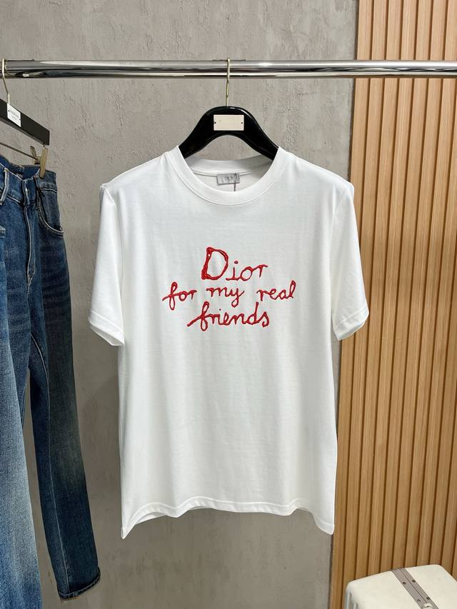 迪奥 2025春夏新款 字母Logo圆领短袖T恤，春夏休闲穿搭必不可少，原版纯棉面料。完完全全体现在高级审美的做工上，做工更是精致大气，Z立体感超强，非常惊艳，