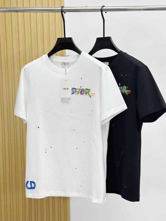 Dior迪奥男士圆领时尚标运动短袖T恤最新彩绘图案 客供针织棉面料,经微型针织的工艺技术制作.质地手感完完全全的精品级别.舒适透气清爽百搭. 颜色：白色 黑色