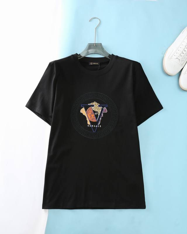 Ver*思者 25Ss春夏新款平纹针织棉布圆领短Tee，男士经典美杜莎人像亮片刺绣标识时尚休闲圆领短袖T恤衫！贸易公司渠道稀出，甄选客供100%平纹棉材质，精心