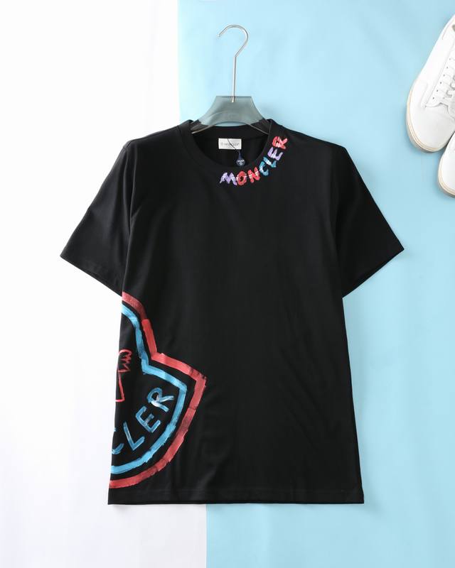 Mon*扣 25Ss夏季新款平纹针织棉布圆领短Tee，男士彩色涂鸦印花标识时尚休闲套头短袖T恤衫！贸易公司渠道稀出，领先Gw发售！穿着它走在街头巷尾，你或许会不