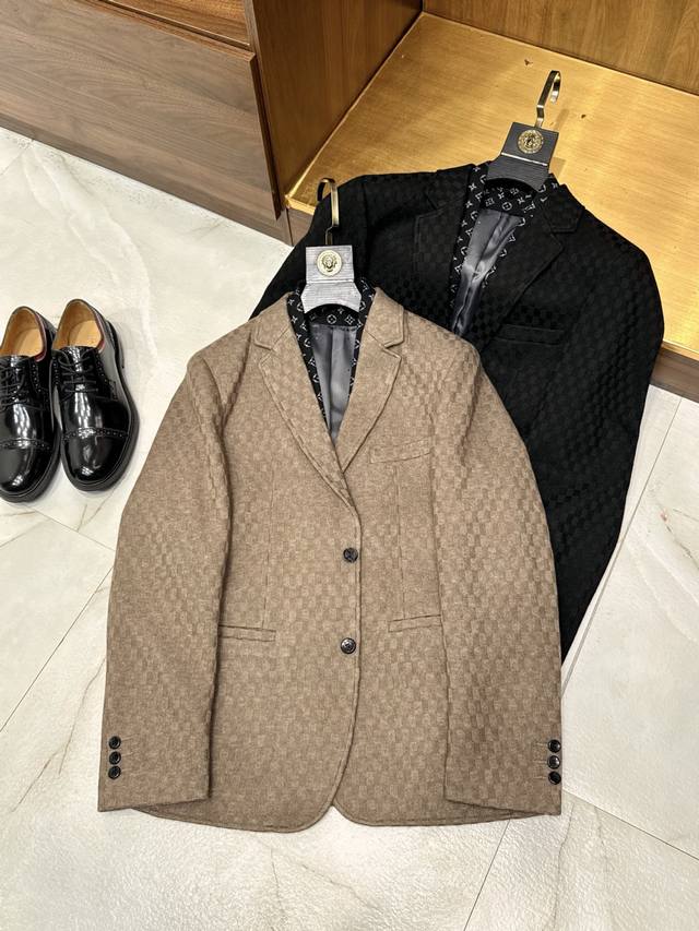 驴家精工制造色织针织棋牌格面料独特衣领设计原版客供辅料平驳领设计单西装穿上这款驴家精工制造的单西装，让你轻松变身时髦精！ 它选用色织针织棋牌格面料，织法细腻，纹