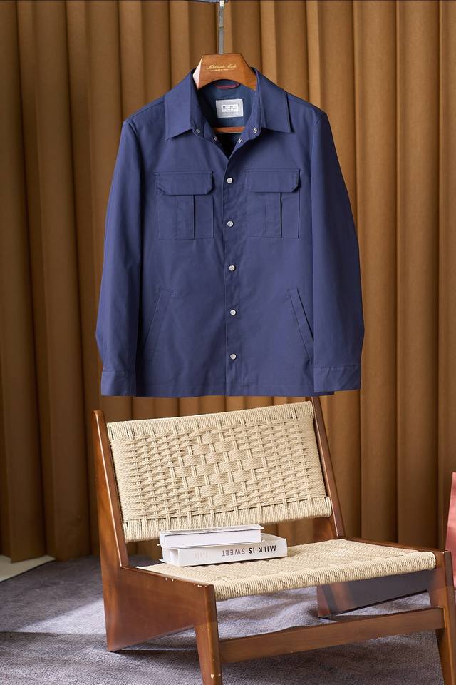 入秋Bc臻品之选：极简廓形夹克外套，辅料细节彰显质感这款外套以利落简约的廓形为核心，整体线条流畅自然，摒弃繁杂冗余的设计元素。直筒的版型不挑身材，无论是高挑纤细