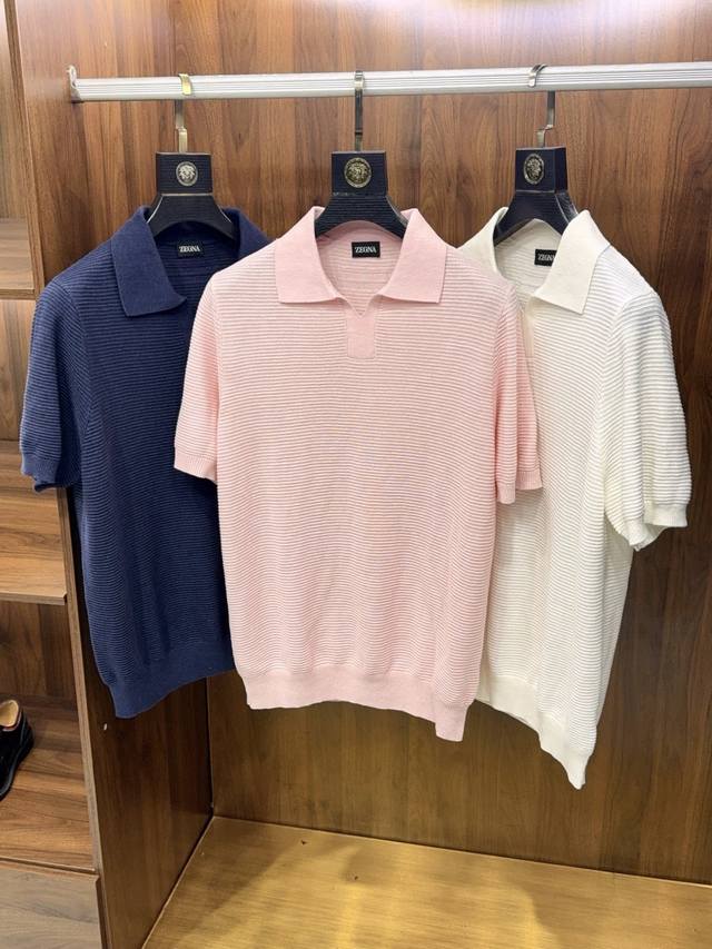 一眼就认出Ez家独特衣领设计甄选天然棉麻纤维纱线匠心打造立体感超强针织条纹纹理翻领短袖polo衫一眼就认出，这是Ez家的polo衫。 如果要评选男士衣柜里的“顶