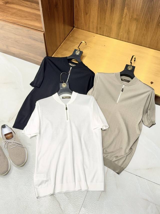 终于等到了！拉链款立领设计简约的针法用高品质含桑蚕丝强捻纱短袖polo衫 解锁夏日型男密码！拉链立领polo衫，重塑都市风尚。 兄弟们，夏日穿搭的救星来了！这件