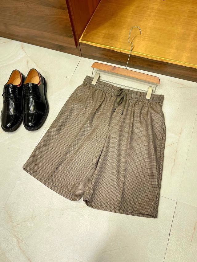 经典色织提花千鸟格100%羊毛简约百搭走秀款松紧腰抽绳设计休闲短 经典色织提花千鸟格图案，既具有复古韵味又不失现代感，能够为穿着者增添一份独特的魅力。100%羊