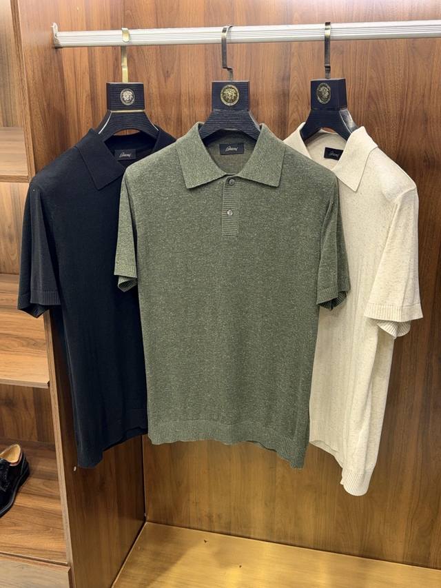 精纺强捻纱含亚麻纤维夏日必备单品大翻领设计针织短袖polo衫解锁夏日高阶穿搭！精纺强捻纱亚麻polo衫重塑绅士型格。 这个夏天，想要穿出质感与清凉？男士精纺强捻