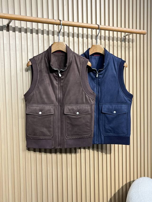 Brunello Cucinelli 布鲁内洛 库奇内利 2025秋冬新款男装立领背心棉马甲 采用无袖的背心马甲款式，立领设计，简约大方且经典百搭，适合在多种场