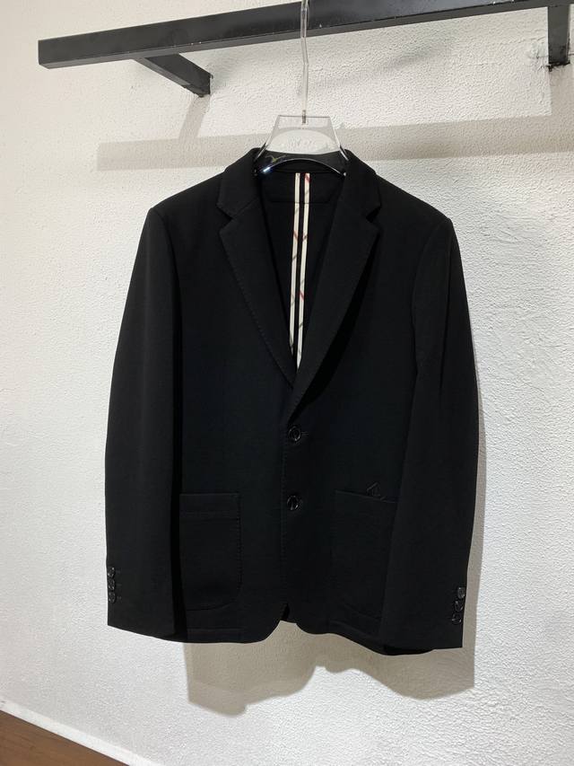 Lp诺悠*翩雅男款商务休闲西服外套，贸易公司渠道稀出，经典的反驳领设计，搭配两粒扣开襟、插兜口袋刺绣Logo点缀，采用了客供进口天丝羊毛混纺面料，里料选用了10