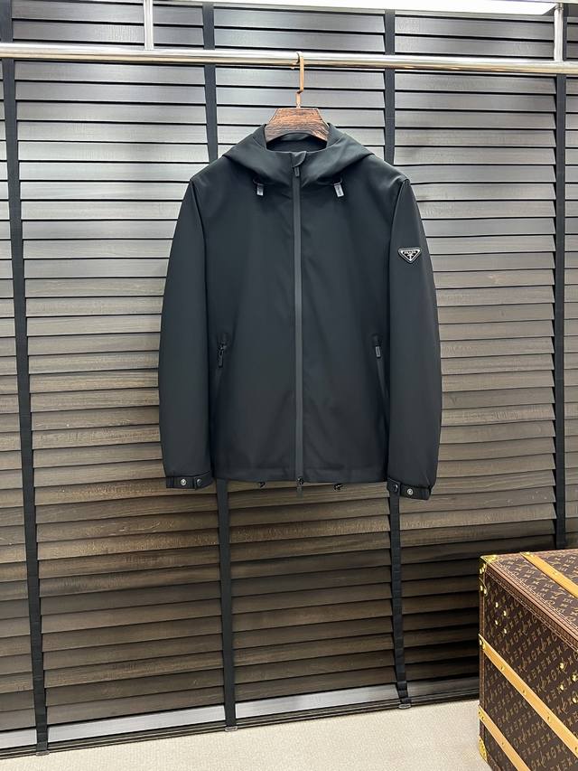 D-49 prada 普拉达 25秋冬连帽夹克 常规设计裁剪兼具个性时尚范儿,精简夹克永不过气...灵感延续百年经典系列,格调实用性毋庸置疑,高品控！酰胺锦纶纤