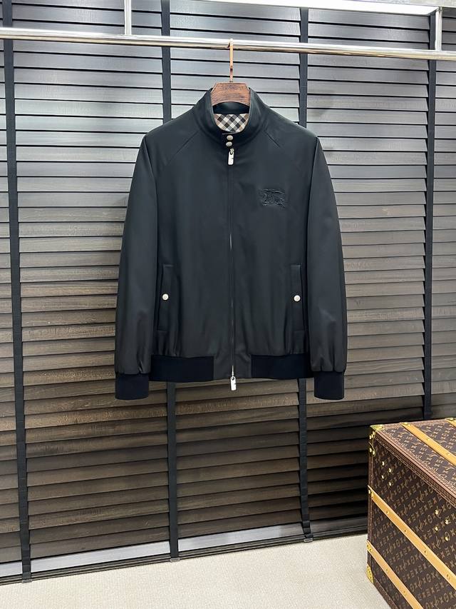 D-49 Burberry 巴宝莉 25秋冬立领夹克 常规设计裁剪兼具个性时尚范儿,精简夹克永不过气...灵感延续百年经典系列,格调实用性毋庸置疑,高品控！酰胺