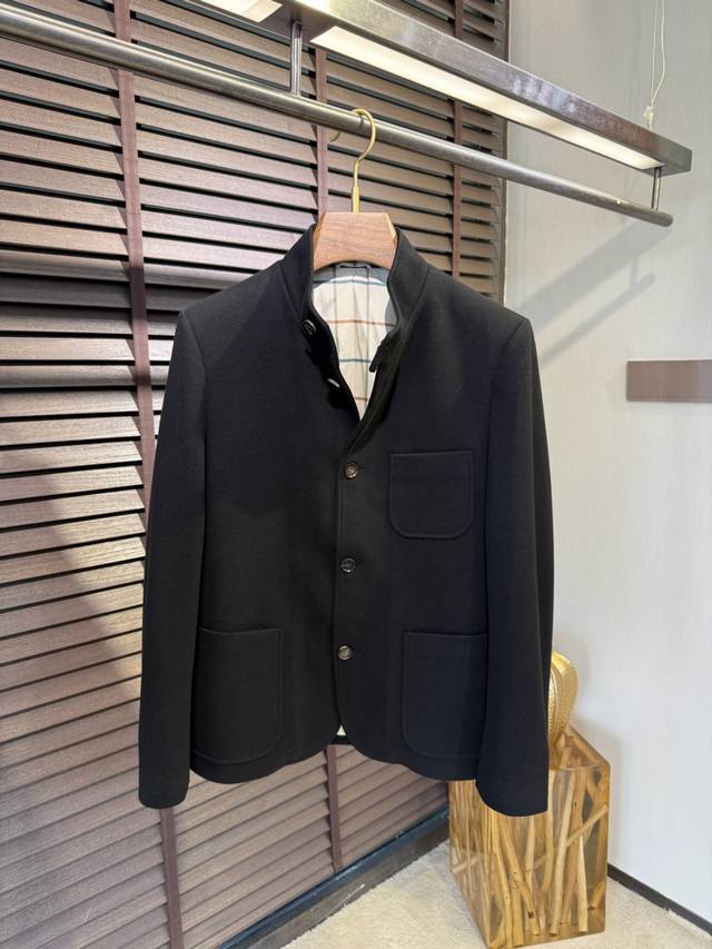 Loro pian&Lp&诺悠翩雅Fw2025新款商务休闲立领夹克外套。中山领设计，传统工艺，高端大气。采用羊毛醋酸环保聚酯纤维棉混纺面料，定织纹路，低调奢华，