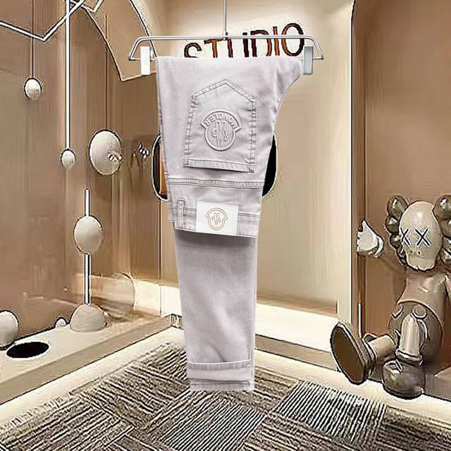 主推.长期有货 蒙口 高品质 2025官网高端新品原单少数帅爆牛仔裤，百分百原单 百搭神器！今年最新流行的风格设计款式，采用进口棉花制作成的单宁布，上身舒适，剪