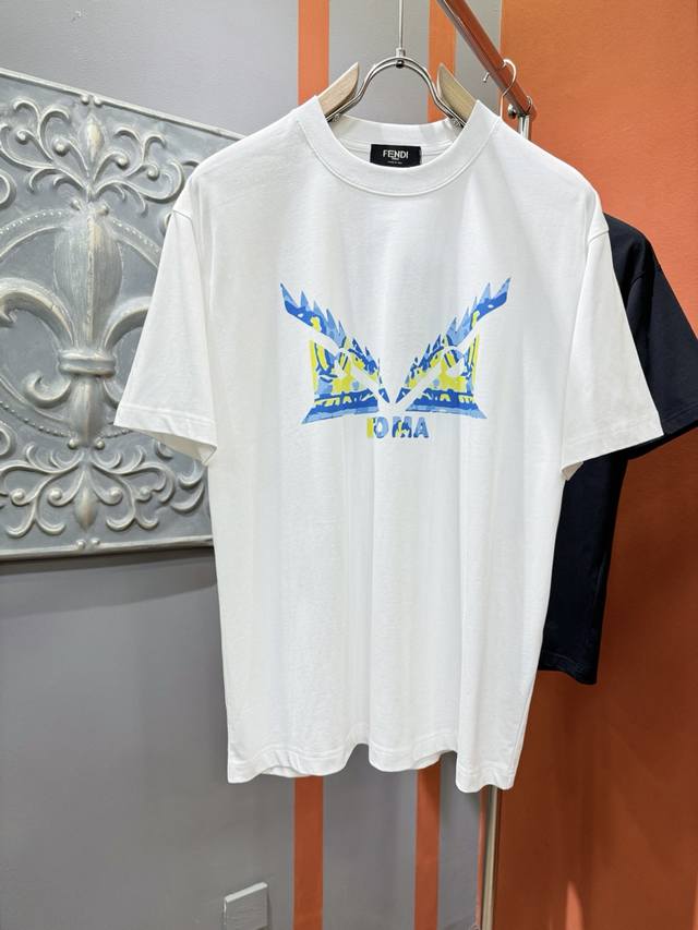Fendi芬迪 2025春夏新款短袖T恤！走秀图案时尚休闲短袖T恤衫！设计Logo设计！极具设计精选客供面料，手感柔软亲肤，着身舒适透气性都无法挑剔，实物绝对会