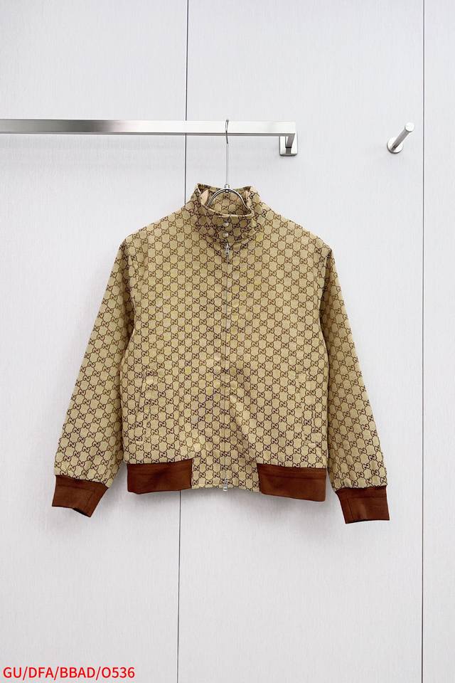 O536 Gu Gucci 25Fw秋冬新品 Gg帆布飞行夹克外套 2025早秋系列运用精致又华丽的面料演绎致臻雅韵， 缔就飞行员夹克和皮革夹克等都市风格外套。