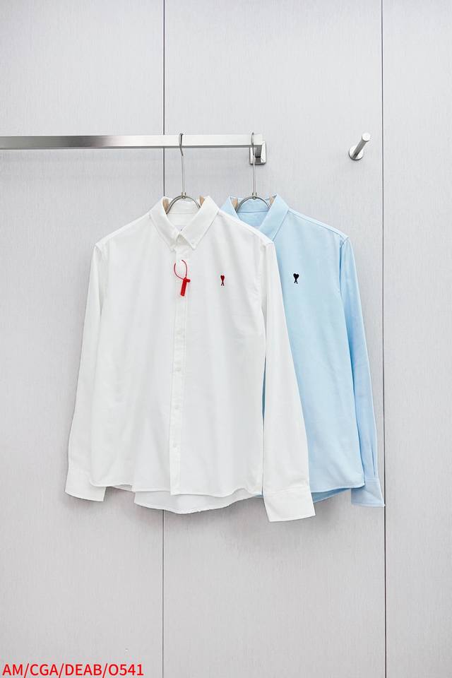 O541 Ami paris 爱心刺绣长袖衬衫 定制臻品柔韧牛津棉布 质感卓越 紧致而爽滑 舒适贴肤 纯净之白 演绎极致优雅 胸前一抹鲜红爱心跃然其上 镌刻法式