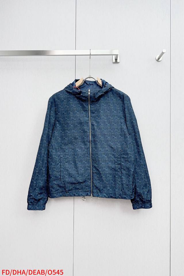 O545 Fd Fendi Ff双面穿连帽 定制智感塑型锦纶料 质感卓越 舒适贴肤 以深邃的藏蓝来底色 一衣两境 双面魅力 一面饰以全幅Ff图案铺陈 如同品牌基