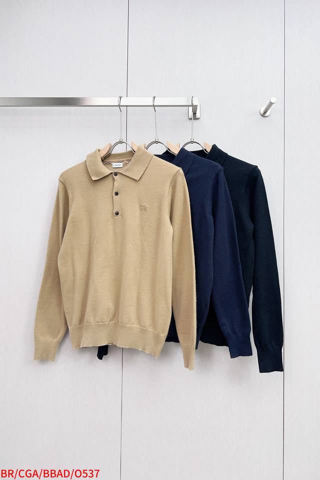 O537 Br Burberry十字绣战马小标针织长袖 工艺说明：Burberry这款长袖polo衫采用轻盈羊绒混纺平织面料，带来柔软舒适的穿着体验。针织工艺打