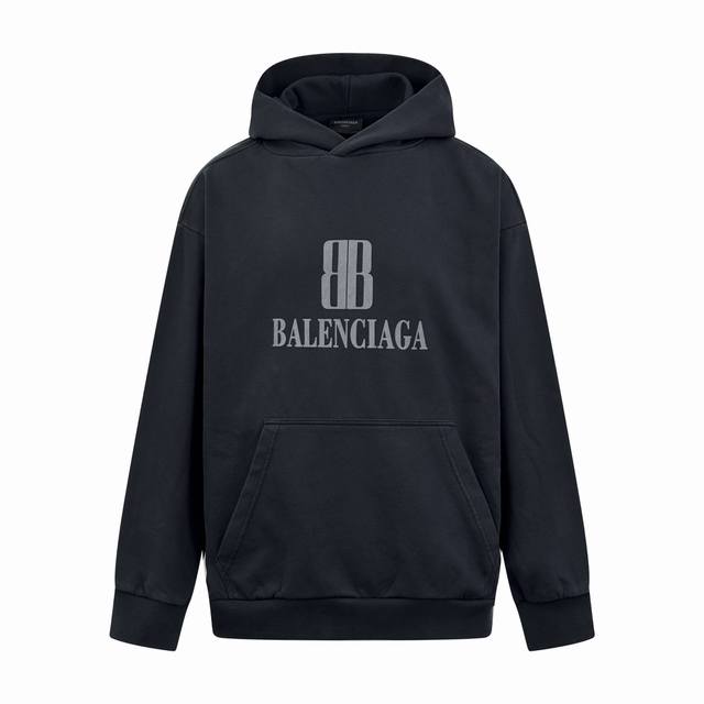 Balenciaga Nano Bb印花卫衣 定制臻纯全棉舒柔卫衣布 质感十足 舒适贴肤 以独特的褪色黑色为主色调 神秘而迷人 胸前那精妙的Balenciaga