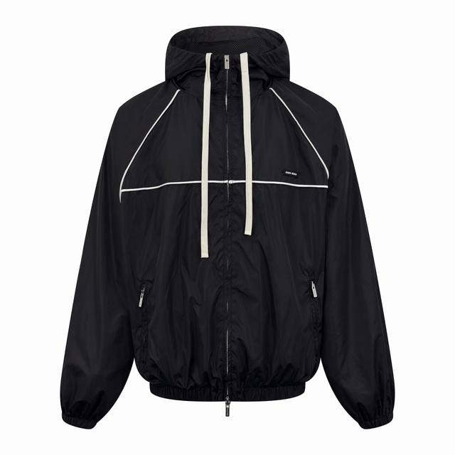 Miumiu 拉链风帽夹克 定制冷萃智孔纤维尼龙精纺布 轻薄细腻 舒适贴肤 以经典黑为主色调 深達与高贵的极致融合 醒目的Miumiu徽标贴饰点缀于胸前 展现出