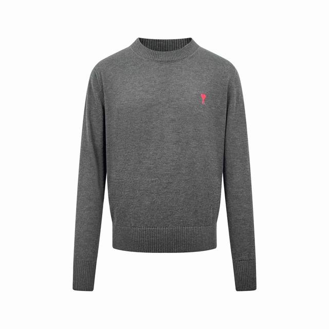 Ami paris 爱心刺绣针织衫 定织奢柔极细美丽诺羊毛 柔软细腻 舒适贴肤 以高级灰为主色调 胸前一抹鲜红爱心跃然其上 增添了一丝灵动与俏皮 品牌辨识度十足