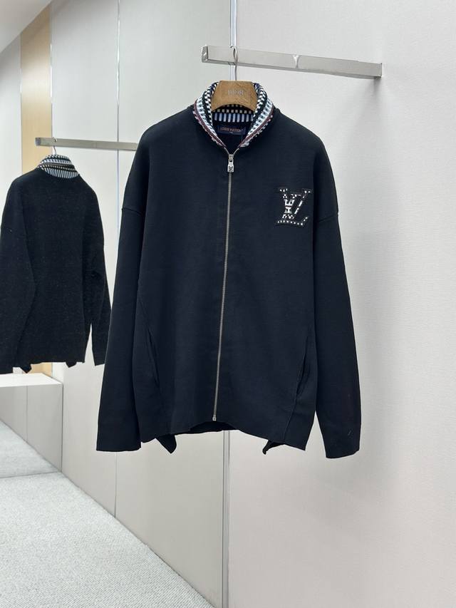 Louis Vuitton路易威登格纹衣领贴饰针织夹克 采用定制针织面料，面料舒适柔软，亲肤透气，格纹衣领设计，采用有机棉针织面料，胸前饰以格纹品牌标识贴饰点缀