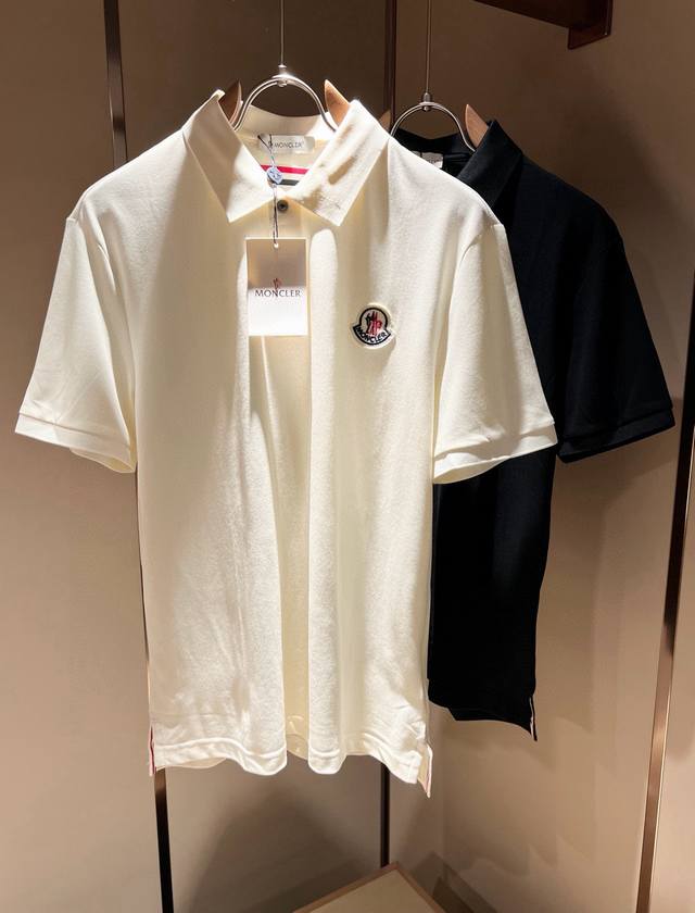 Mon蒙**口2025春夏新款男士原单男士短袖polo衫，贸易公司货，官网同步发售！此类型的基础单品是每季必出现的，客供进口珠地网眼棉，舒适性与透气性兼备，整体
