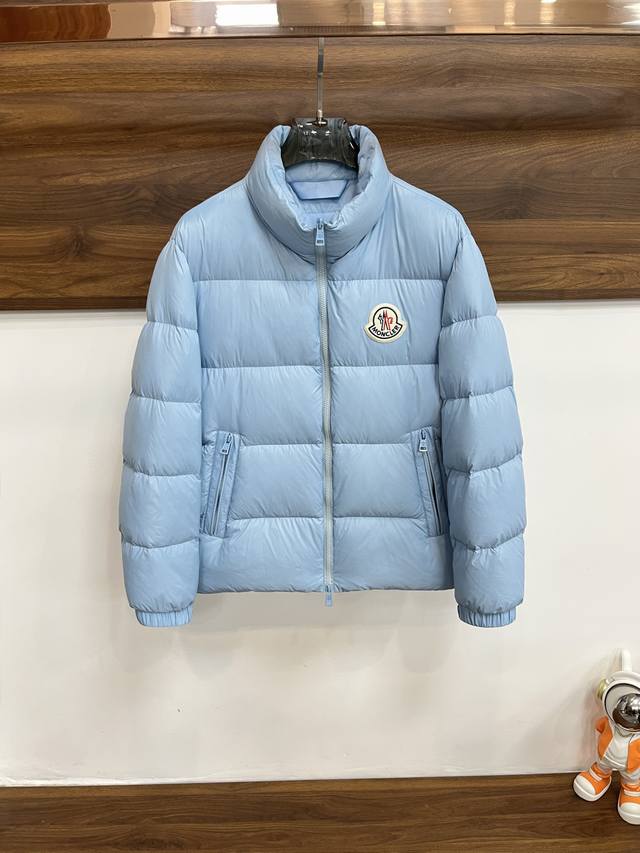 爆款羽绒 Moncler 2025秋冬新款蒙口新款立领连帽设计羽绒外套，秋季爆款羽绒服选用亮泽尼龙面料打造，胸前经典印花设计Logo，充盈填充舒适的鹅绒和鹅毛。