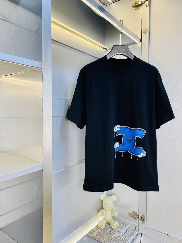 穿240斤 胖子福音 情侣装香奈儿Chanel 原单品质 2025最新款 男装短袖T恤 精选专柜订制顶级丝光棉进口面料 所有细节做工完美1比1复刻 还原正品百分