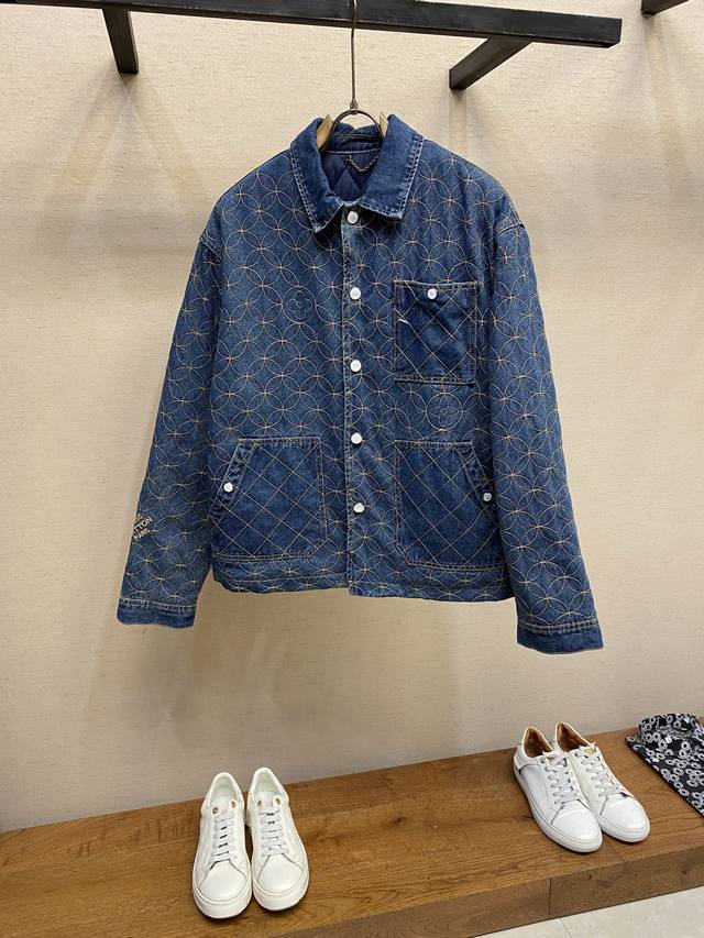 p4001V、2025秋冬系列的合作之作，展现了Louis Vuitton的精湛技艺。短裤饰有Dandy Monogram图案，汲取了Nigo的日本传统，并以撞