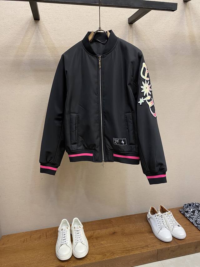 Dior、25秋冬新品#Cd新款字母徽标棉服外套 进口防风防水尼龙材质，质感高级，品相十足 棒球服外套剪裁，通体以黑色打底 袖口下摆玫红色条纹包边，紧贴身躯更显