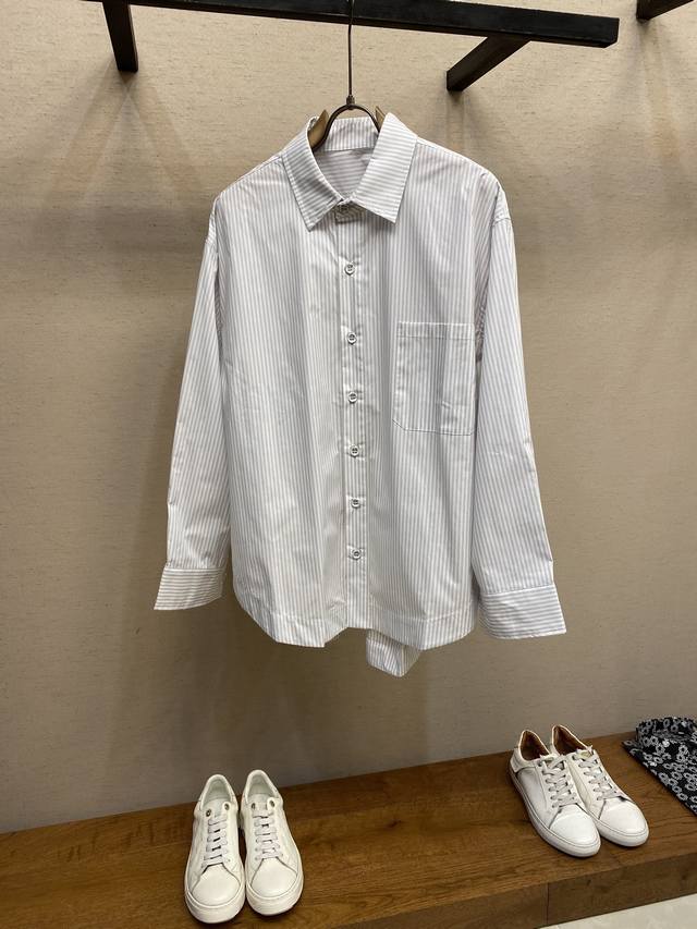 Juunj条纹短袖衬衫太赞啦！条纹设计经典又吸睛，宽松阔型超有范儿，休闲感拉满，出街不怕撞款，赶紧入手！ 尺码：S-Xl