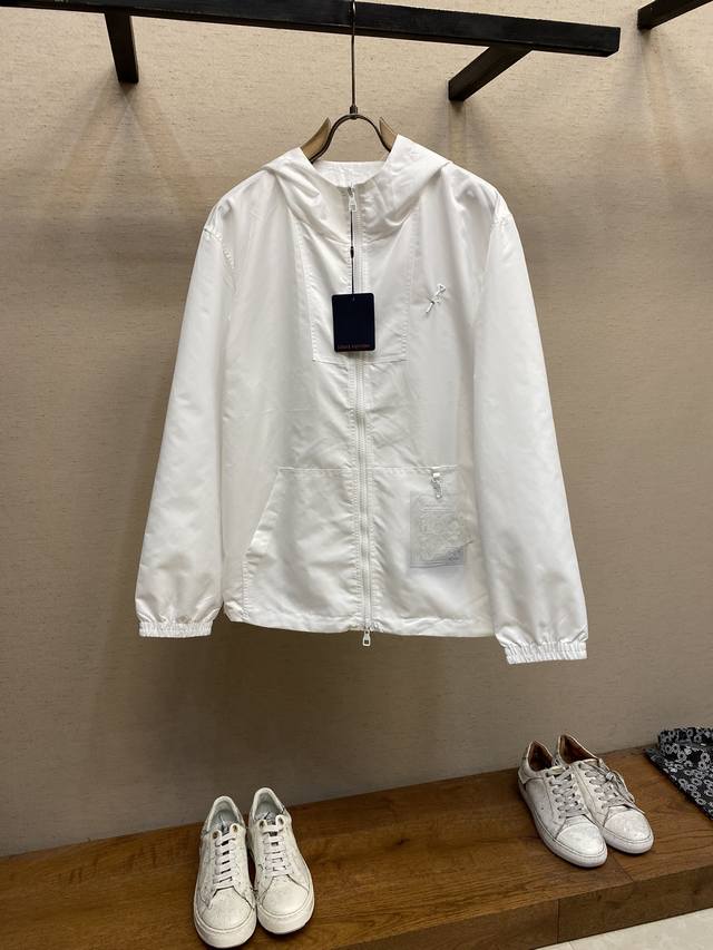 LV路易家 Fw早秋 Monogram 锦纶双面连帽防风外套风衣 本款防风夹克为素色哑光一面融入钩扣和左侧胸前的饰针，翻转即现全幅 Monogram 提花织纹。