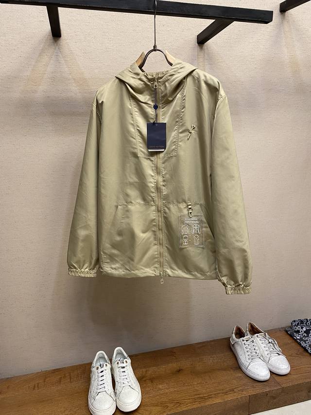 LV路易家 Fw早秋 Monogram 锦纶双面连帽防风外套风衣 本款防风夹克为素色哑光一面融入钩扣和左侧胸前的饰针，翻转即现全幅 Monogram 提花织纹。