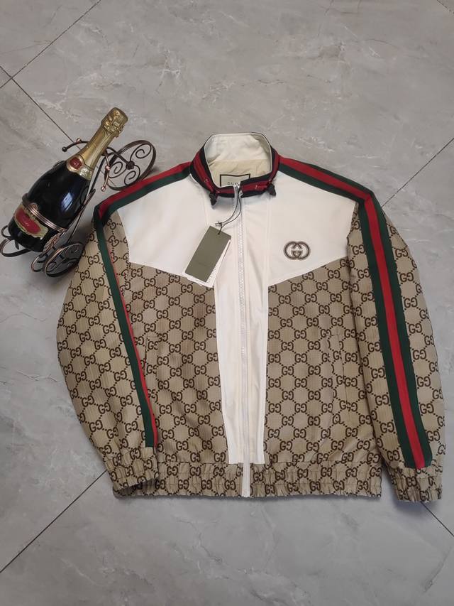 新款上架男女同款 Gucci 古驰 2025秋季最新款拼接提花立领夹克外套三标齐全，两侧红绿织带拼接设计～彰显品牌魅力～高端版本 品相完美，非常出彩的设计，轻松