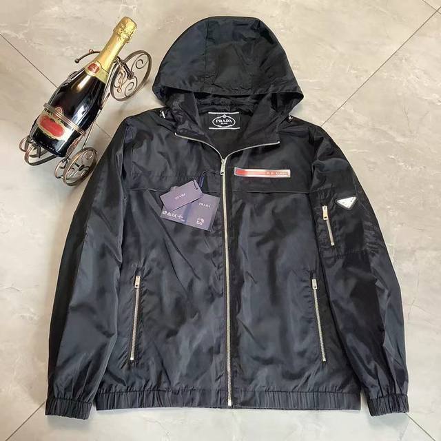 parda 普拉达 可以贴贴的Nfc 25春夏新款红标男士连帽夹克风衣外套！！ 高端定制，聚酯纤维混纺面料，质感光泽细腻，不易褶皱的里料，低调简约，上身效果非常