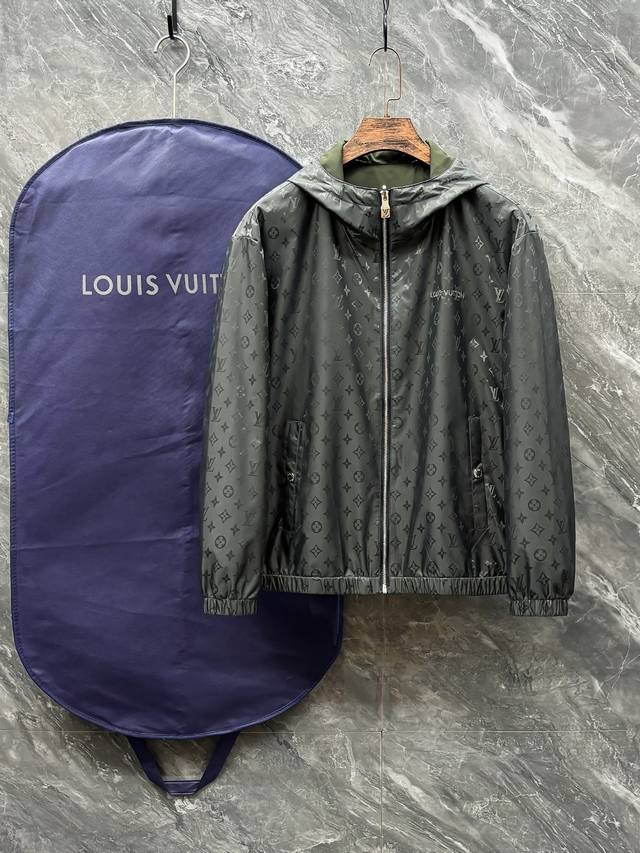 C42- Lv 驴家 新款 双面 夹克外套 官网同步，原版订制聚酯纤维面料，衣襟拉链设计透气性更强，经典提花面料Logo 非常有高级感 给人一种高贵斯文感 重工