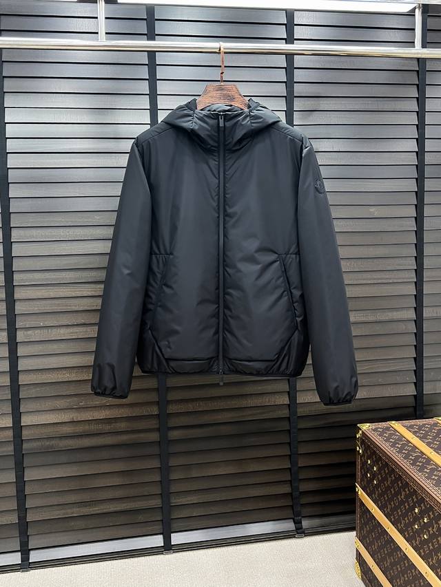 D-47 Moncler 蒙口 25秋冬连帽棉服外套 秋冬新款内里夹棉连帽棉服外套，轻薄保暖，上身版型好到爆！这个秋冬绝对值得入手，真心推荐此款棉服夹克取材客供