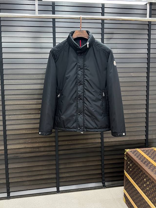 50 Moncler 蒙口 25秋冬立领可出帽棉服外套 秋冬新款立领可出帽内里夹棉棉服外套，轻薄保暖，上身版型好到爆！这个秋冬绝对值得入手，真心推荐此款棉服夹克