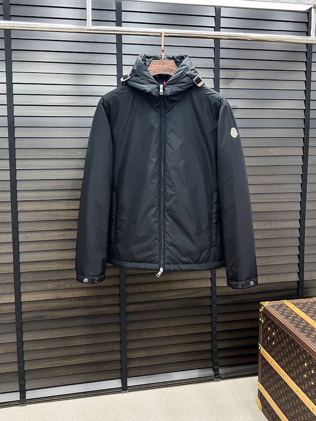 D-50 Moncler 蒙口 25秋冬连帽织带棉服外套 秋冬新款连帽内里夹棉棉服外套，轻薄保暖，上身版型好到爆！这个秋冬绝对值得入手，真心推荐此款棉服夹克取材