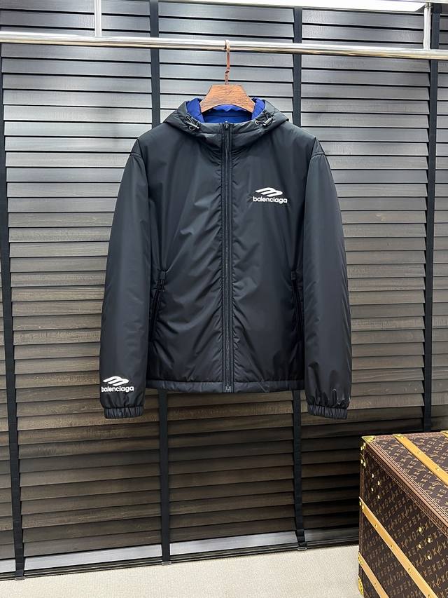 D-48 Balenciaga 巴黎世家 25秋冬双面穿棉服外套 秋冬新款连帽内里夹棉棉服外套，轻薄保暖，上身版型好到爆！这个秋冬绝对值得入手，真心推荐此款棉服