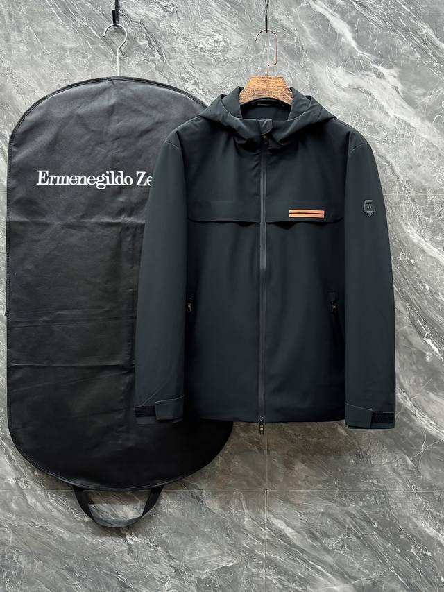 羽D-68 Zegna 杰尼亚 25秋冬时尚连帽夹克羽绒 内冲80G-90白鸭绒，轻薄有型，上身不臃肿，颇具意大利典型风格的时装，贸易公司渠道臻品 在面料选取和