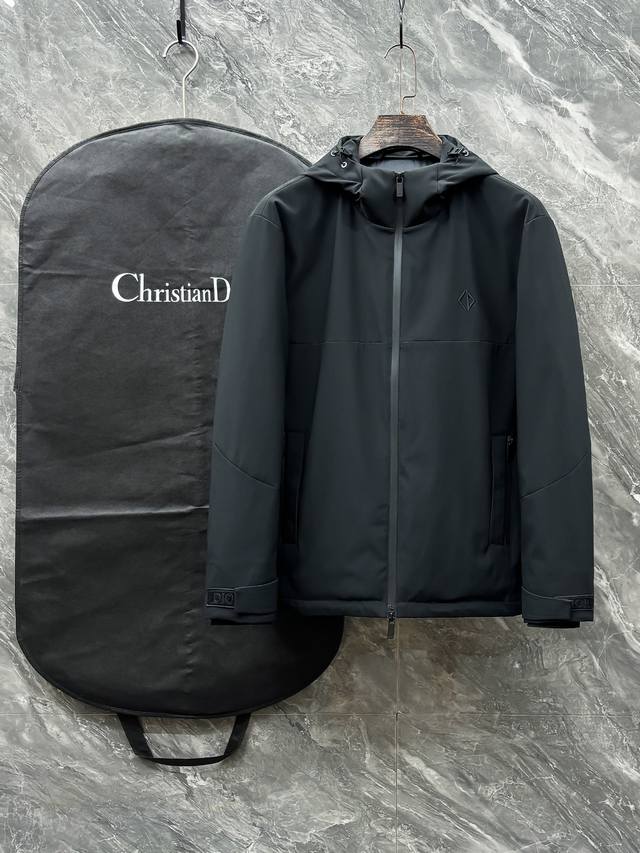 羽D-68 Dior 迪奥 25秋冬时尚连帽夹克羽绒 内冲80G-90白鸭绒，轻薄有型，上身不臃肿，颇具意大利典型风格的时装，贸易公司渠道臻品 在面料选取和工艺
