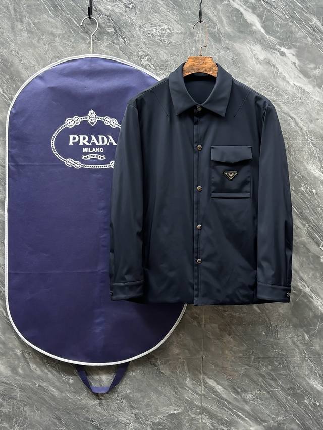 羽D-63 prada 普拉达 25秋冬时尚翻领轻薄夹克羽绒 内冲80G-90白鸭绒，轻薄有型，上身不臃肿，颇具意大利典型风格的时装，贸易公司渠道臻品 在面料选